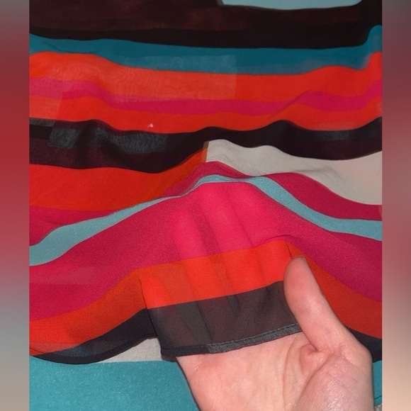 Colored Patterned Guess Top - Picture 6 of 6